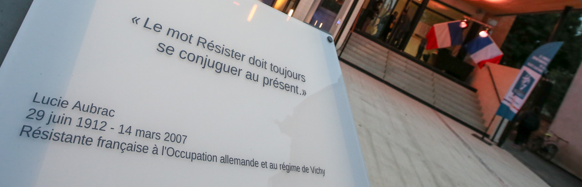 Plaque et citation de Lucie Aubrac a l'entrée du musée de la résistance
