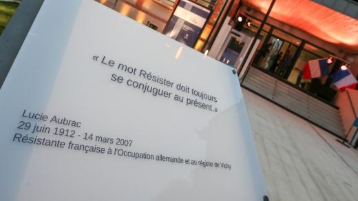 Plaque et citation de Lucie Aubrac a l'entrée du musée de la résistance