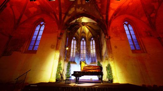 Chaque année Piano aux jacobins accueille des artistes phares dans son cloitre.
