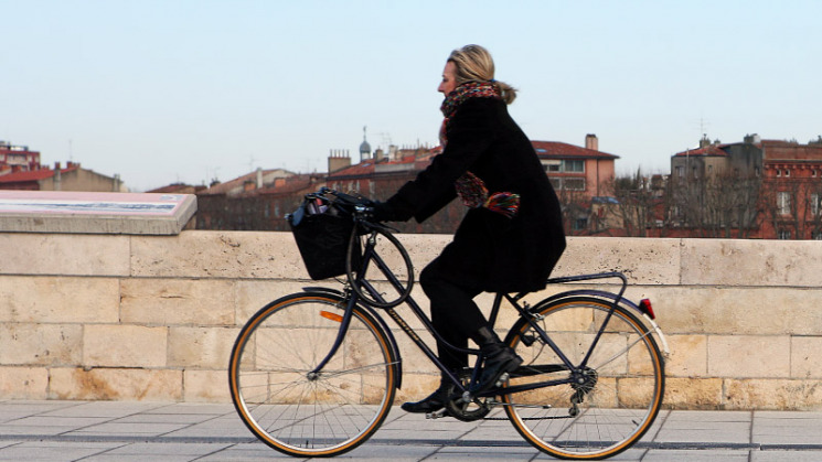 Dame faisant du vélo 