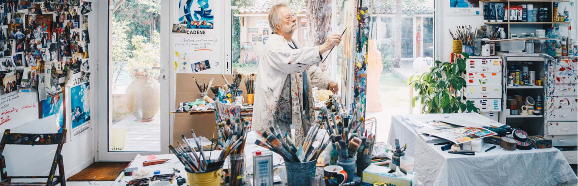 Bernard Cadène dans son atelier.