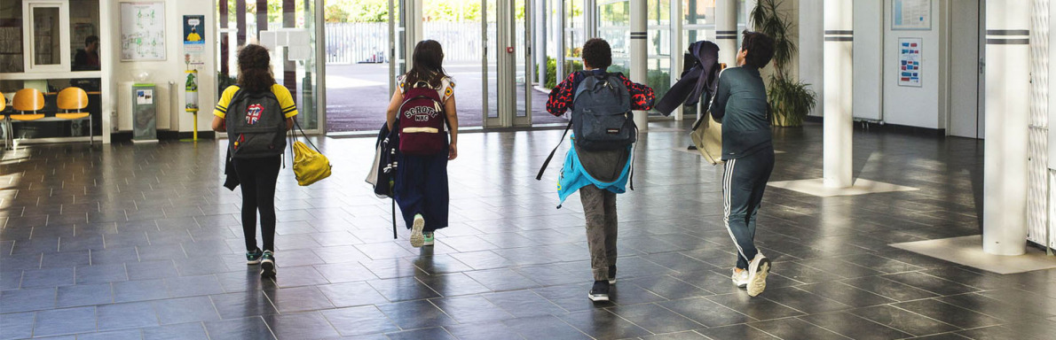 des collégiens dans l'enceinte de l'établissement.