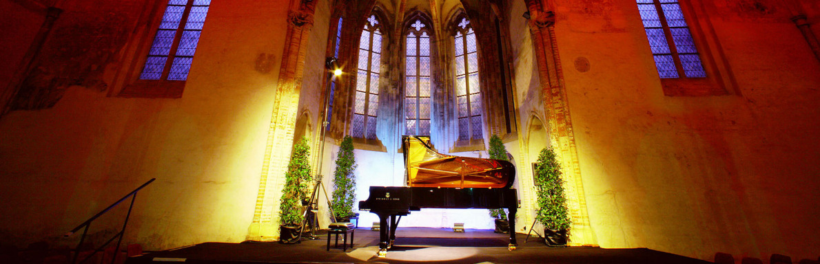 Chaque année Piano aux jacobins accueille des artistes phares dans son cloitre.