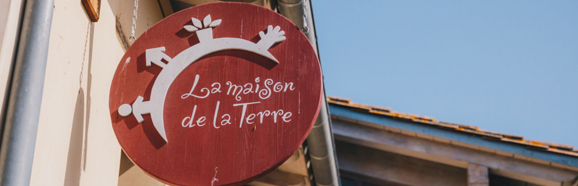La maison de la Terre est un café associatif atypique situé à Poucharramet.
