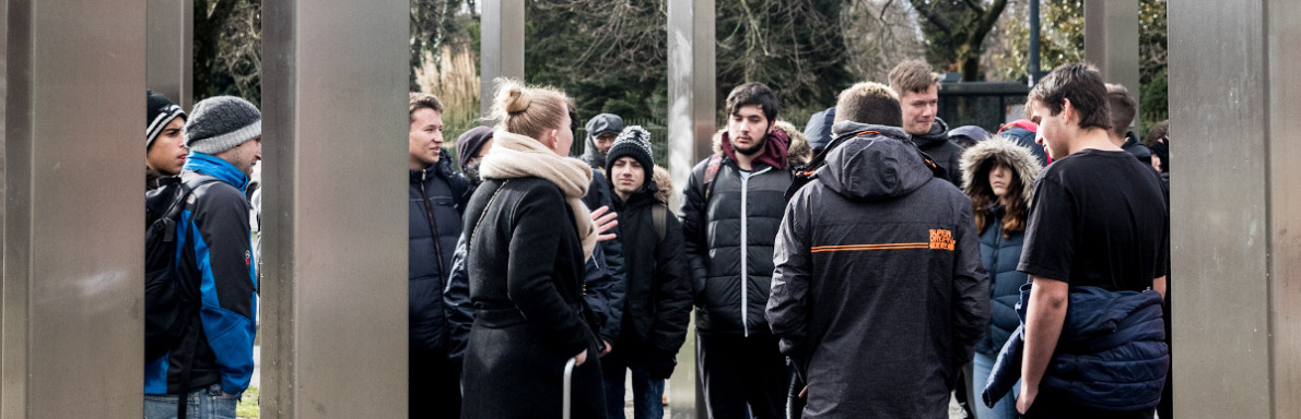 Élèves au Mémorial de la Shoah