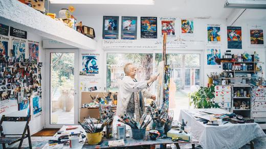 Bernard Cadène dans son atelier.