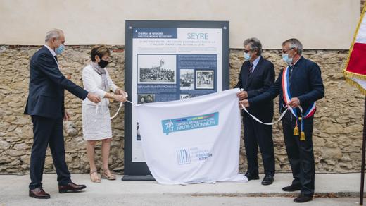 Dévoilement d'un plaque commmémorative en hommage aux enfants réfugiés à Seyre.