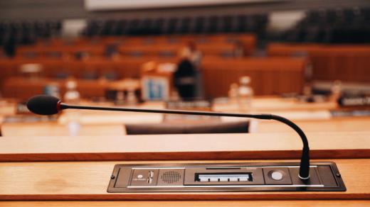 Les sessions départementales ont lieu dans la salle de l'Assemblée de l'Hôtel du Département.