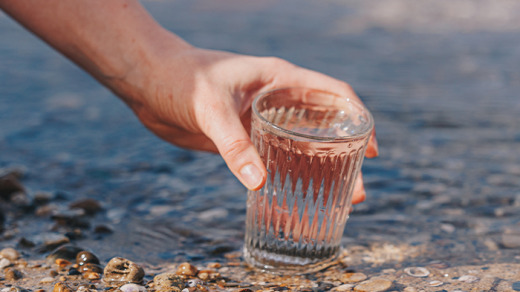 Verre d'eau pour illustrer le dossier sur la ressource en eau