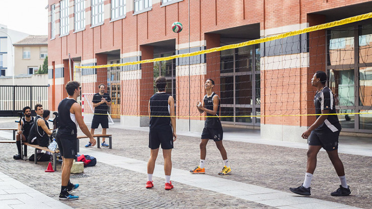 Demonstration de volley dans la cour du Conseil départemental.