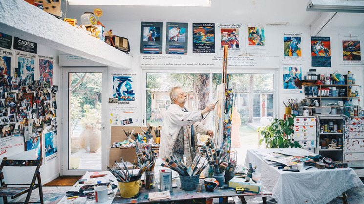 Bernard Cadène dans son atelier.