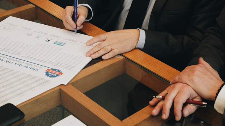 Signature de la charte de soutien aux crèches à vocation d'insertion professionelle.