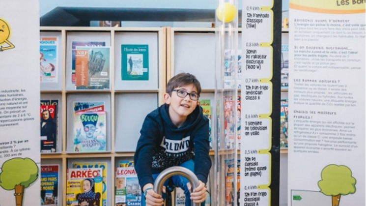 Un enfant souriant entouré d'illustration