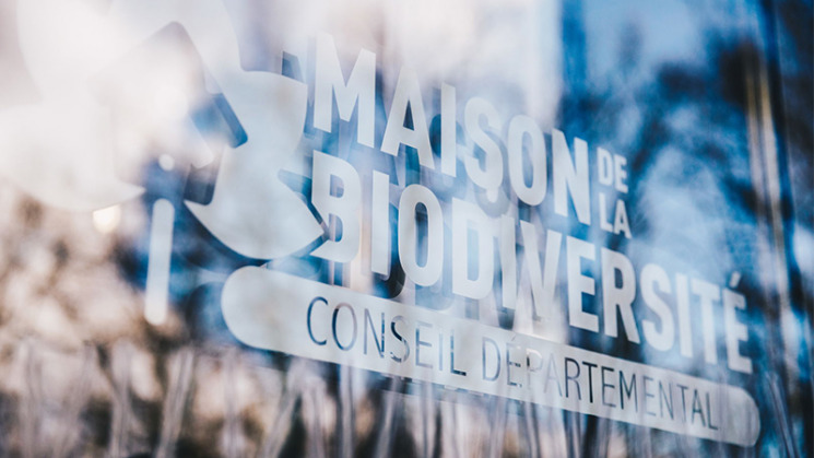 La maison de la biodiversité est implantée au chai des Monges, l’ancien bâtiment du patrimoine viticole.