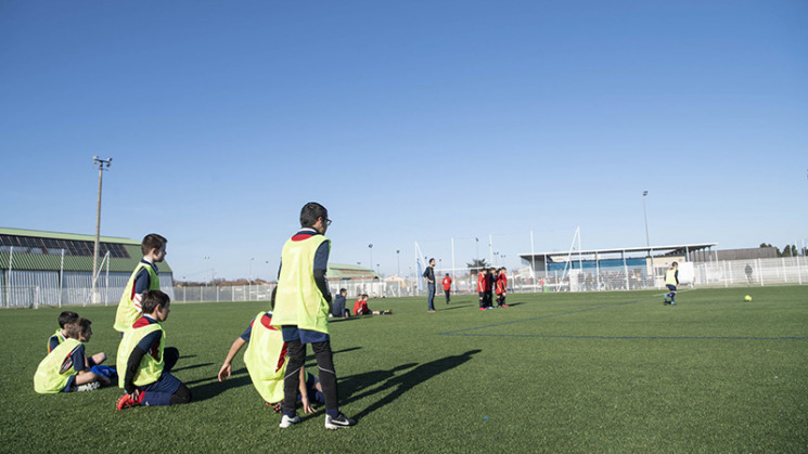 Des enfants jouent sur le terrain récemment inauguré de la plaine des sports, à Cugnaux. (Crédits : Hélène Ressayres)