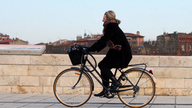 Dame faisant du vélo