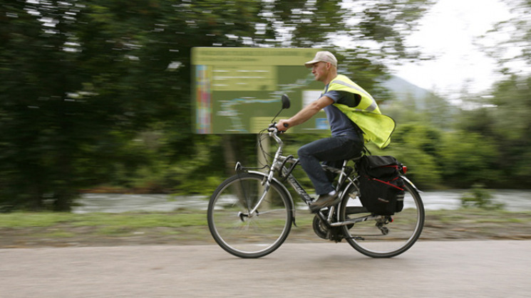 La piste cyclable relie la gare de His à la commune de Castagnède.