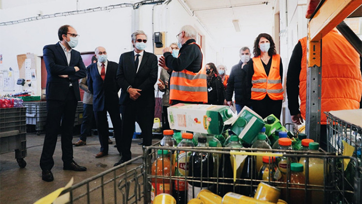 Visite de Georges Méric en compagnie des élus Marie-Claude Farcy et de Vincent Gibert dans les locaux de la Banque alimentaire de Toulouse.