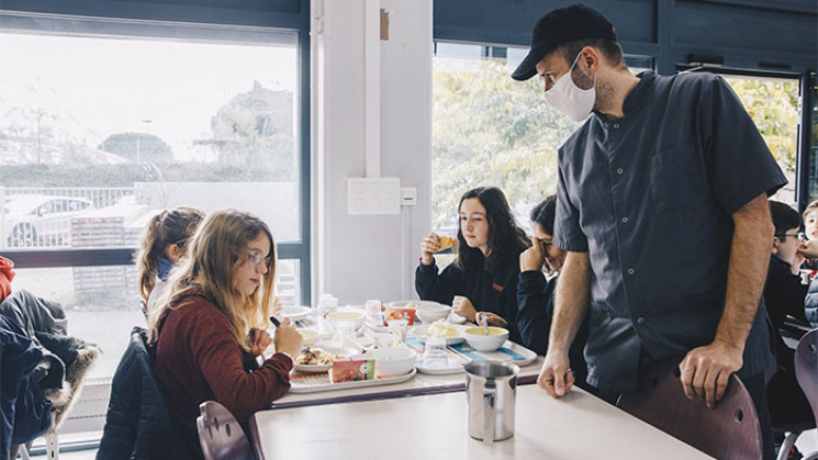 Le chef Jessy Marguet élabore un repas 100% local aux élèves du collège Jacques Prévert à Saint-Orens
