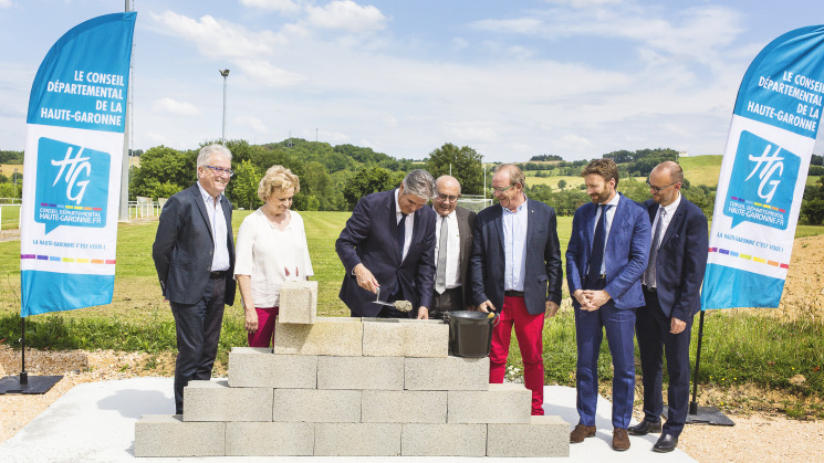 Image pose première pierre au collège Léon Cazeneuve, Isle-en-Dodon