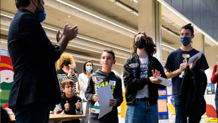 Remise des prix aux vainqueurs par le directeur de la Médiathèque départementale