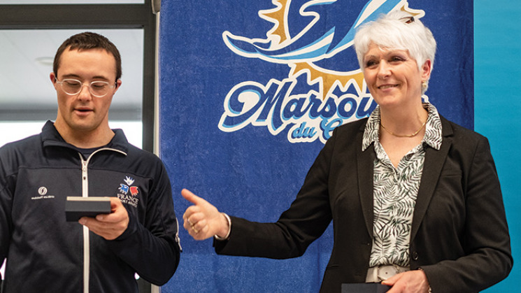 Line Malric remet la médaille du Département à Cédric Matilla.