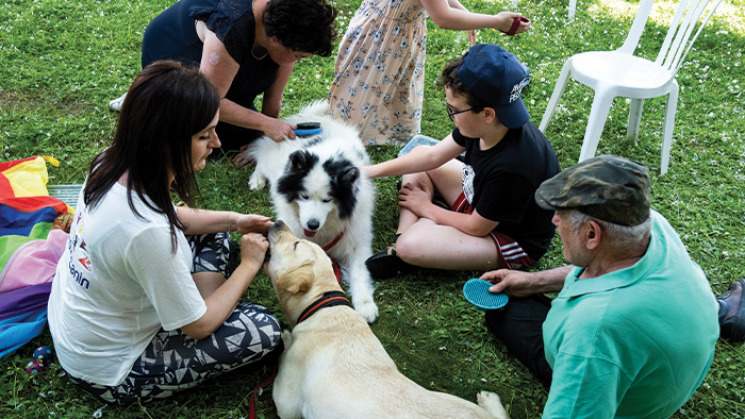 Médiation canine à la Maison des solidarités de La Salvetat-Saint-Gilles