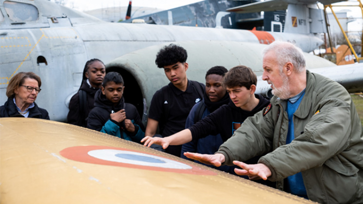 Des collégiens à côté d'un avion