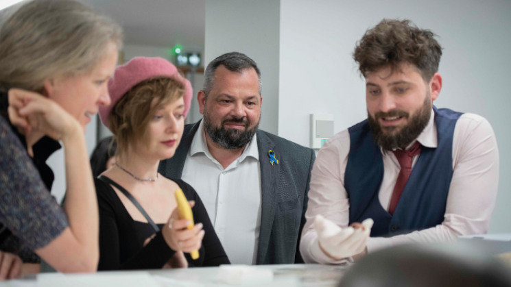 Daria Serenko Daria Serenko visitant le Musée aux côtés d'Aurélien Taravella, Conseiller départemental, et d'Antoine Grande, Directeur du Musée départemental de la Résistance & de la Déportation