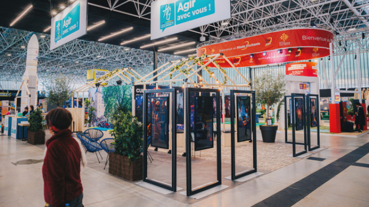 Photo du stand de la Haute-Garonne à la Foire de Toulouse 2023 côté exposition photos