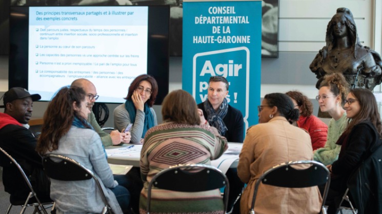 Des participants assis autour d'une table