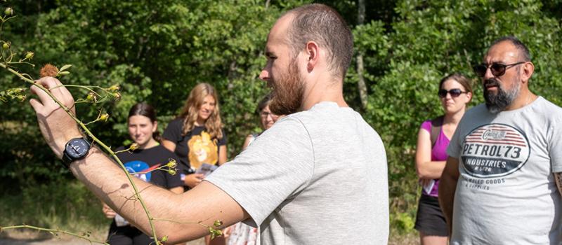 Photo prise lors d'une visite guidée autour de la Maison de la biodiversité en juillet.